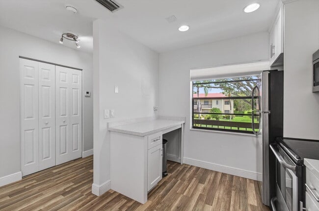 Building Photo - 8536 Casa Del Lago