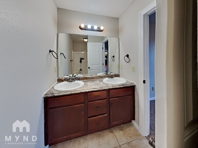 Building Photo - 5673 S Lexington Ave