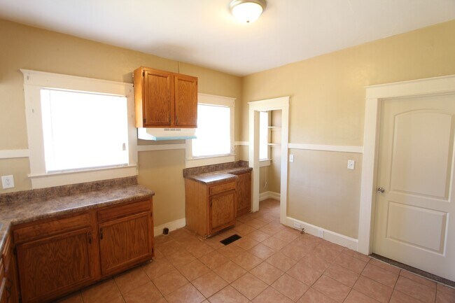 Building Photo - Cute! Cute! Cute! That's the best way to describe this 3 Bedroom 1 Bath charmer.