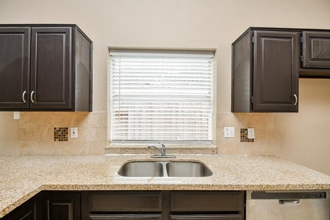 Building Photo - 2915 Pepperwood Dr