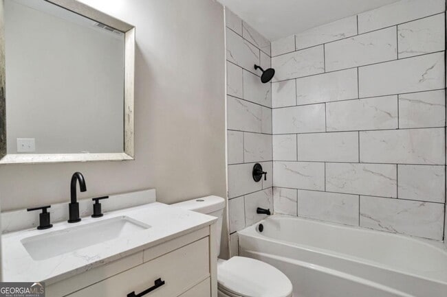 Building Photo - 985 Fair St SW