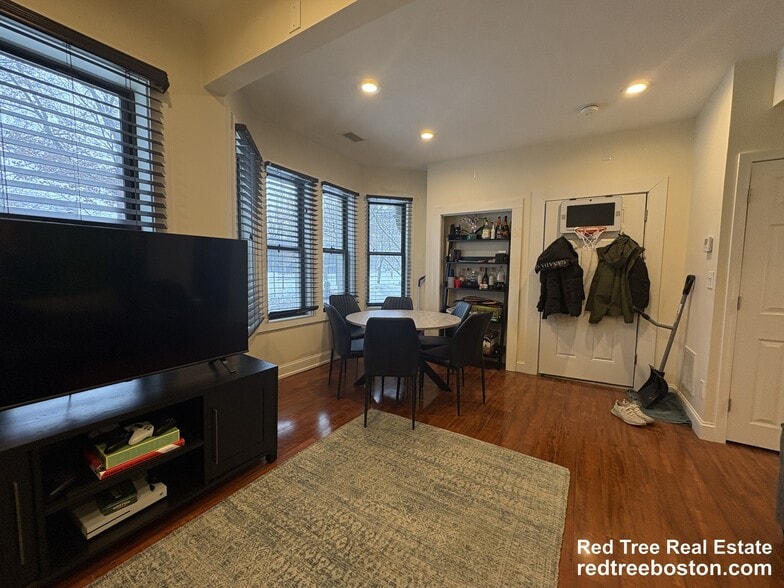 Building Photo - 1203 Beacon St