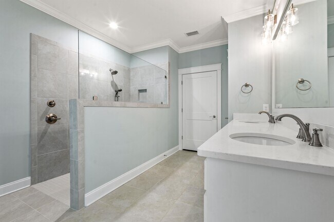 Building Photo - 925 Charleston Loop