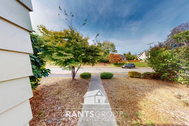 Building Photo - 2-Bedroom Home with Basement on a Spacious...