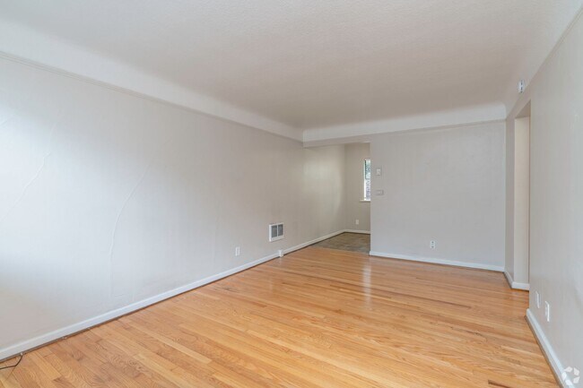Building Photo - Lovely 1 Bed, 1 Bath at Irving Court Apartments