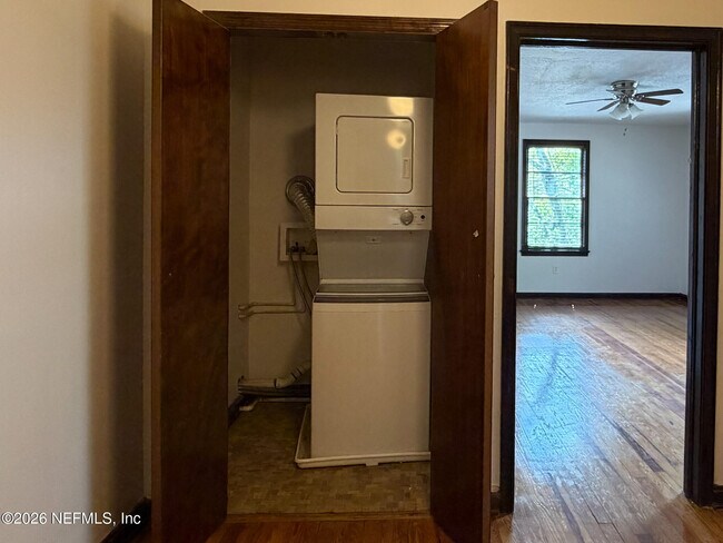 Building Photo - 2575 Myra St