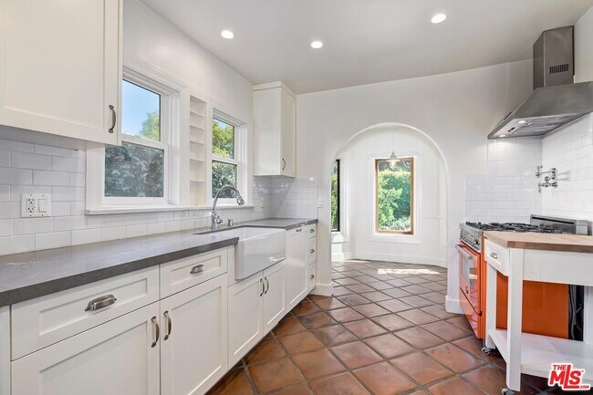 Building Photo - 503 N Vista St