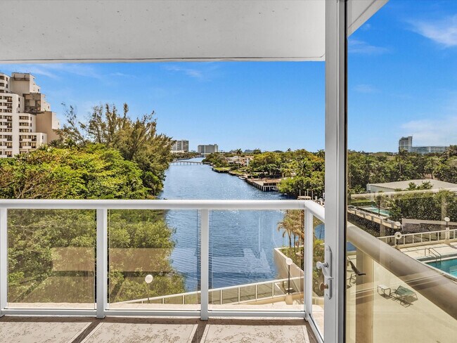 Building Photo - 3000 Holiday Dr