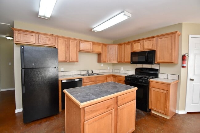 Building Photo - 3 Bedrooms, 3 Bathrooms, & Close to Campus...