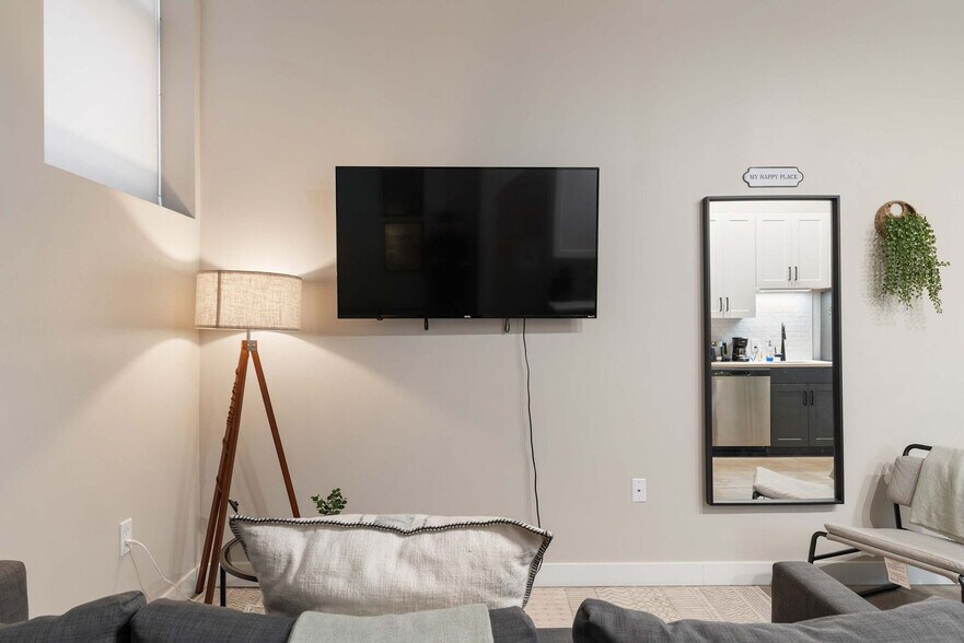 Building Photo - 205 W 4th St