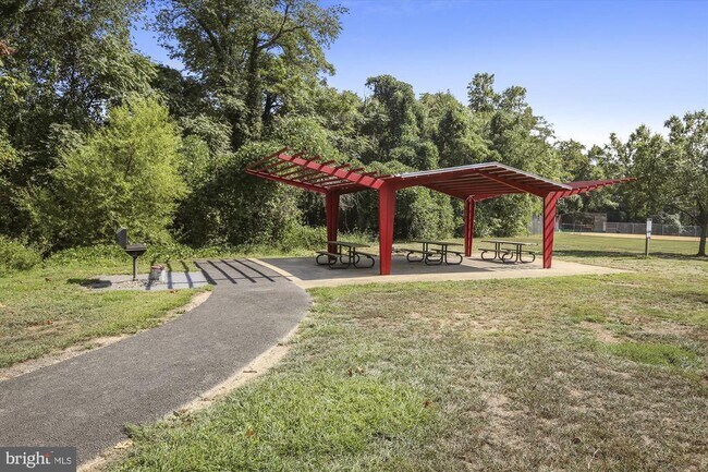 Building Photo - 2702 Dartmouth Rd