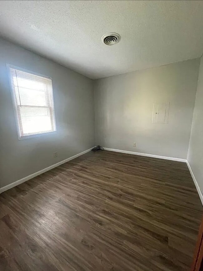 Building Photo - Charming 2-bedroom in heart of Muncie on Adams St