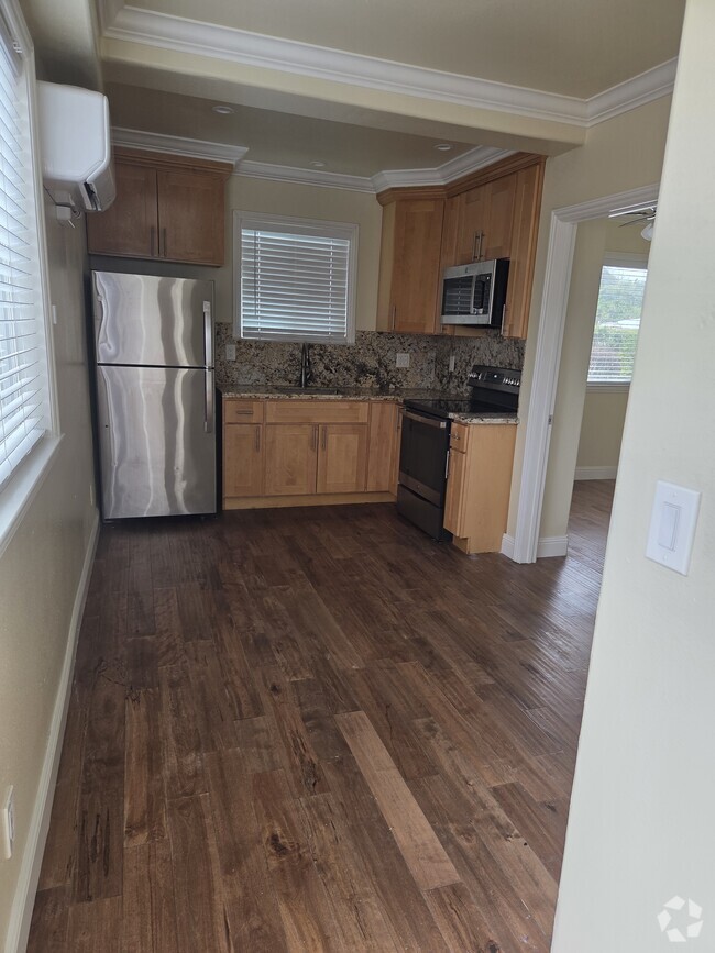 Building Photo - 648 Arrowhead Dr