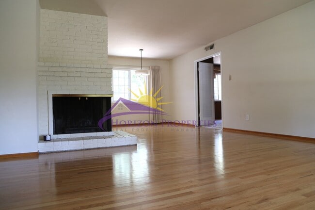 Building Photo - Unique 3 Bed 2 Bath + 2 bonus rooms 1,639 ...