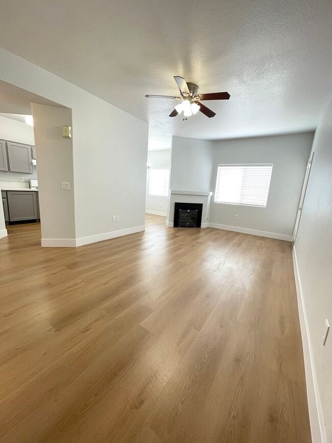 Building Photo - 3 bedroom/ 2 bath condo A Must See