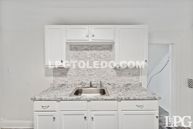 Building Photo - 4039 Vermaas Ave