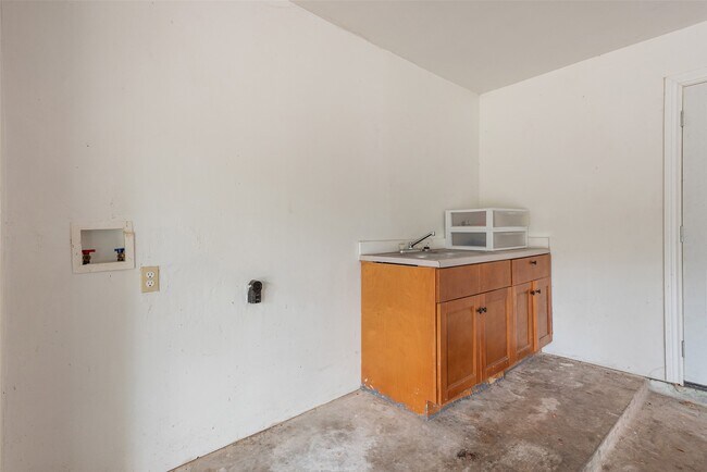 Building Photo - 7422 Oriole St