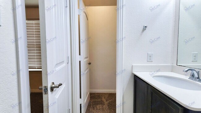 Building Photo - 3808 Hazelhurst Dr