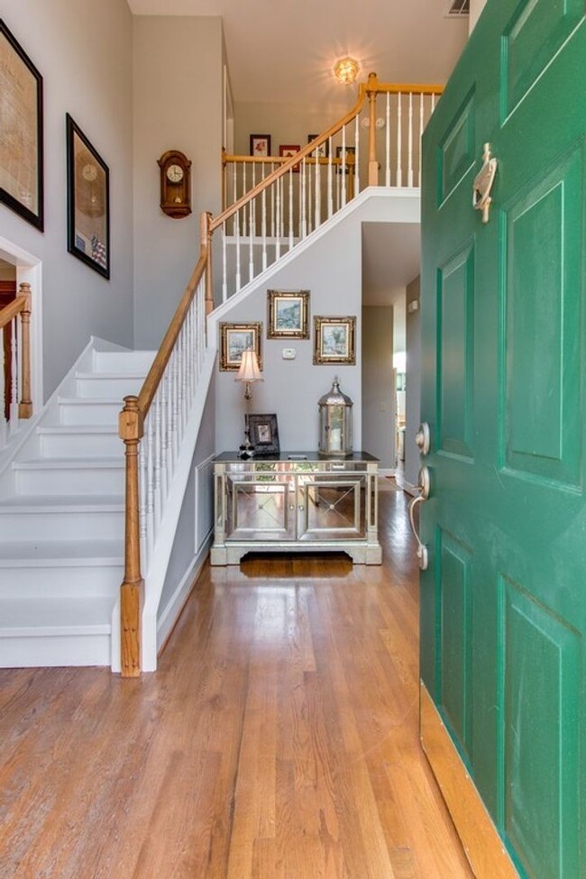 Building Photo - Spacious 4 Bed, 3 Bath Home in Convenientl...