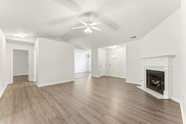 Building Photo - Charming 3-Bedroom Retreat with Cozy Fireplace in Simpsonville