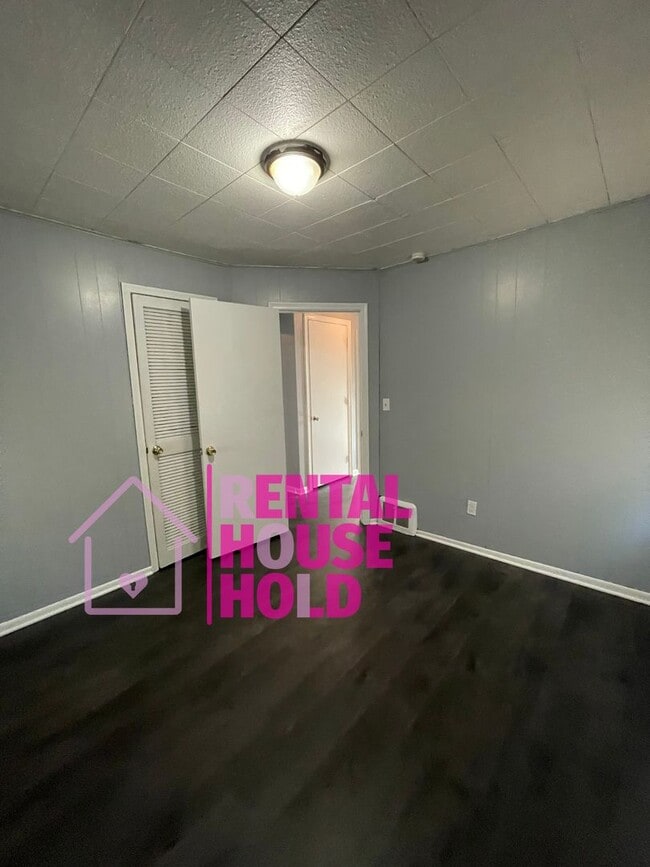 Building Photo - Cozy 3-Bedroom Bungalow for Rent: A Perfec...