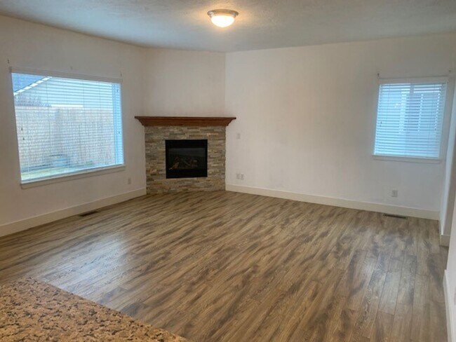 Building Photo - 4 Bed/2.5 Bath Single Family Home in SE Bend