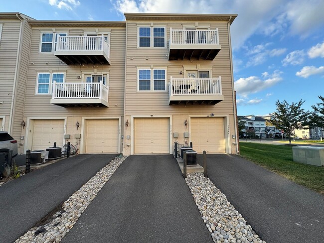 Building Photo - Gorgeous 2 Bed 2 Bath End-Unit Townhome In...