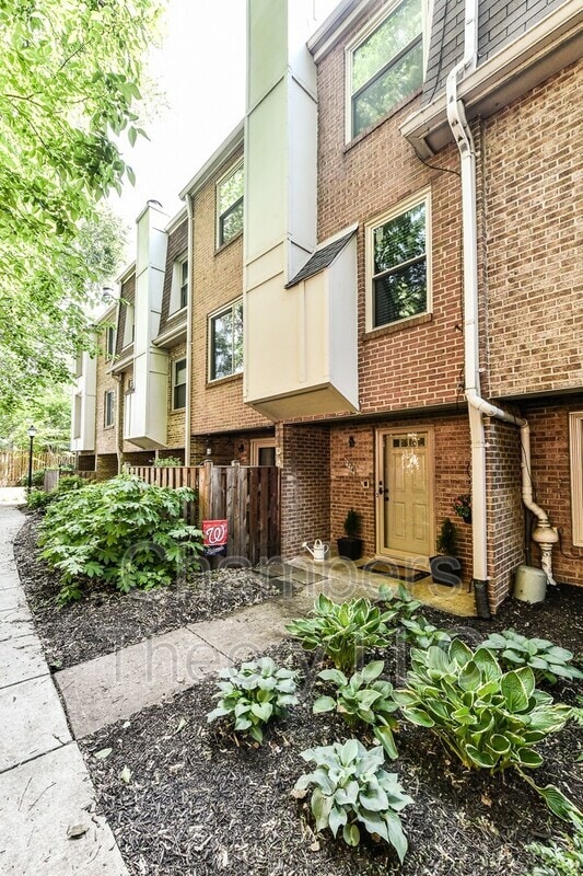 Building Photo - 1774 Dogwood Dr