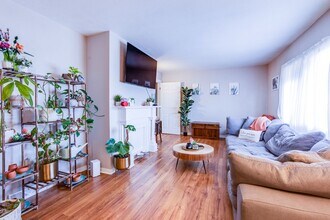 Building Photo - 1022 E Warrington Ave