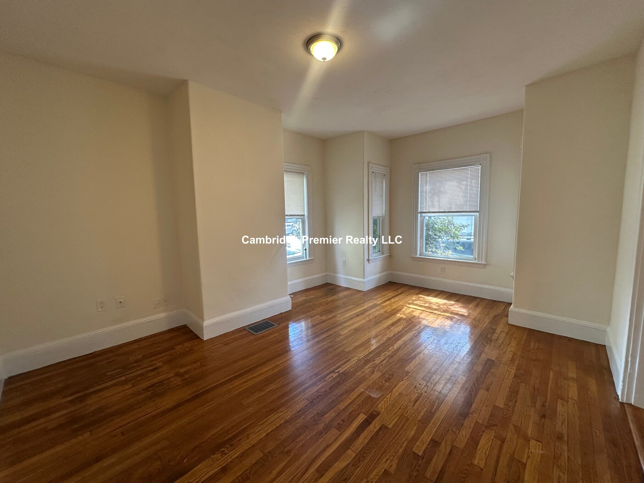 Building Photo - 55 Bonair St