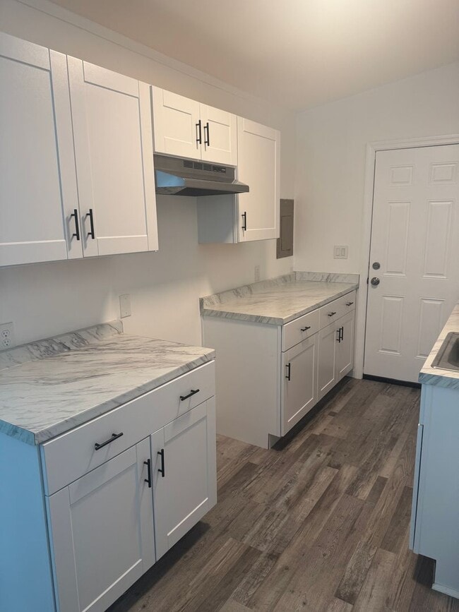 Building Photo - Recently Renovated 3 Bedroom in Atlantic C...