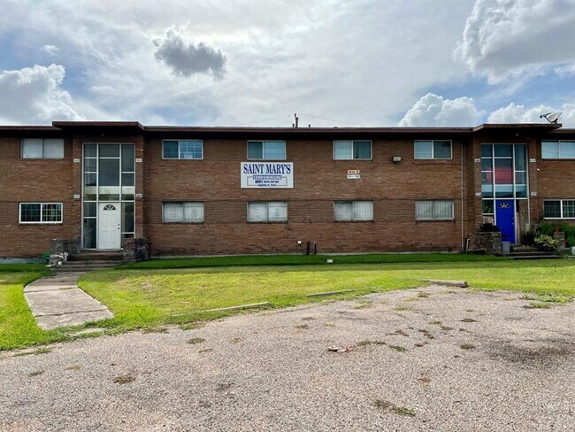 Building Photo - 8001 S Loop E