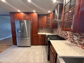 Building Photo - 25 Melrose Pl