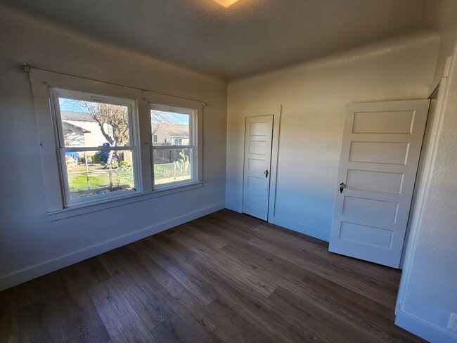 Building Photo - 555 Wallis Ave