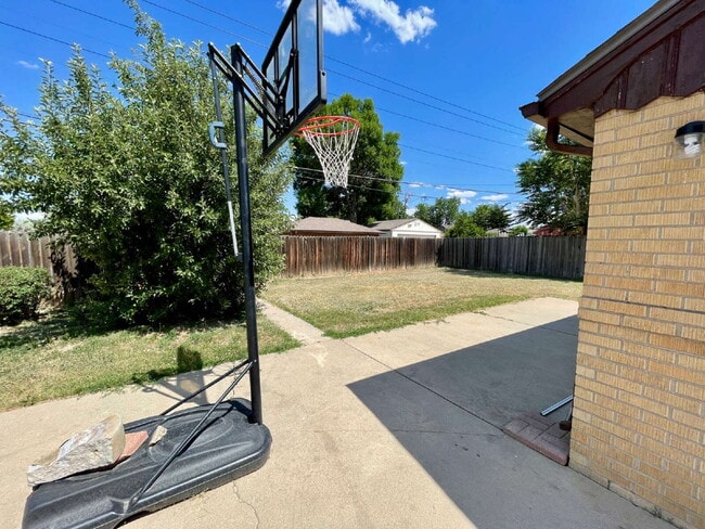 Building Photo - 3 Bed 1 Bath Ranch in North Park Hill! (Available Immediately)