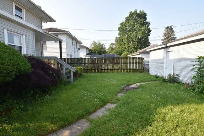 Building Photo - 3 bedroom 1.5 bath home next to IUSB.