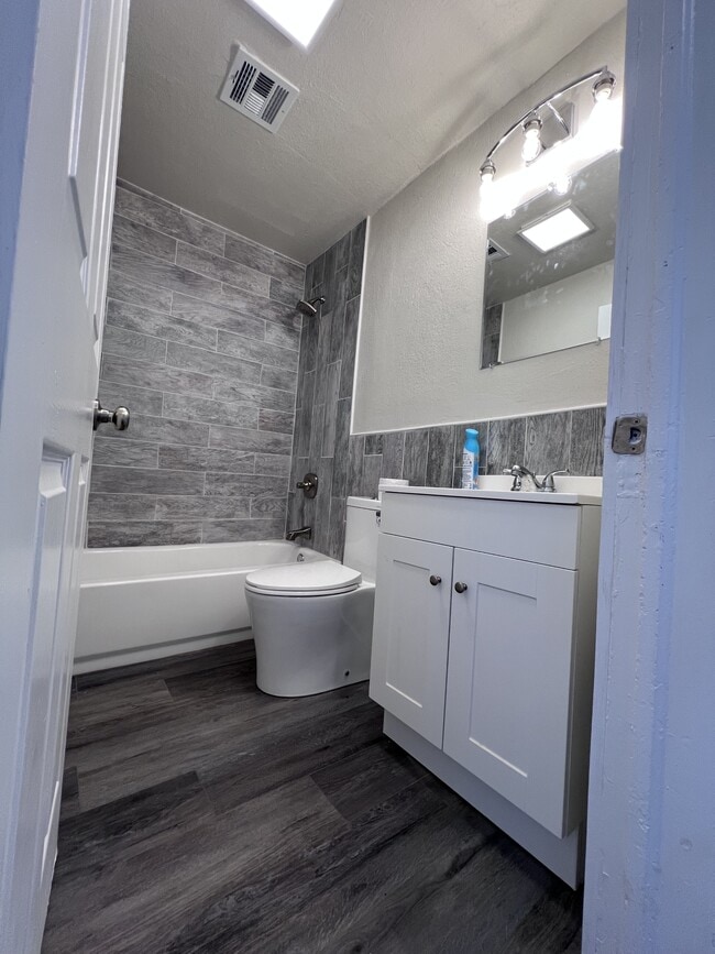 Building Photo - 1008 NW 31st St