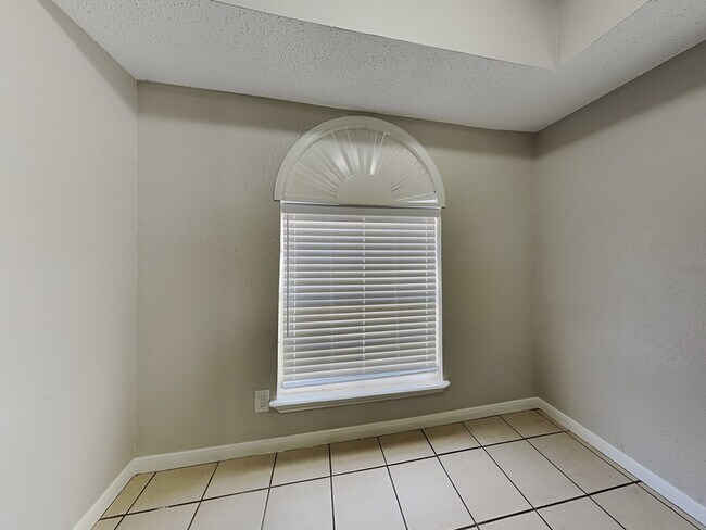 Building Photo - 23123 Bayleaf Dr