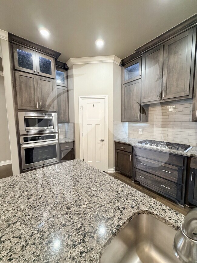 Building Photo - "Stunning 4-Bed Gem with Granite Touch & C...