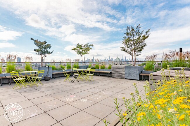 Building Photo - 21 Monitor St