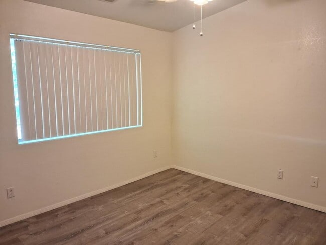 Building Photo - 985 E Mingus Ave