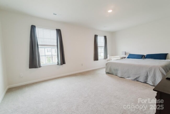 Building Photo - 2226 Redstone Dr