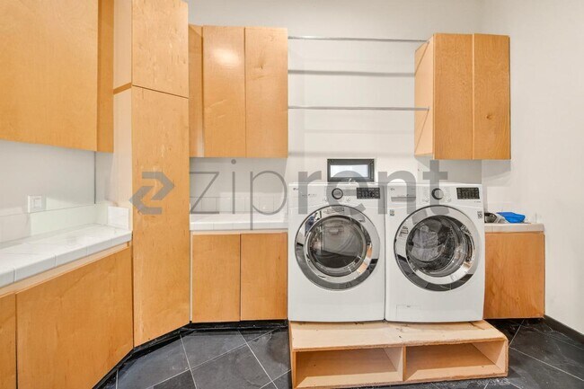Building Photo - Unit