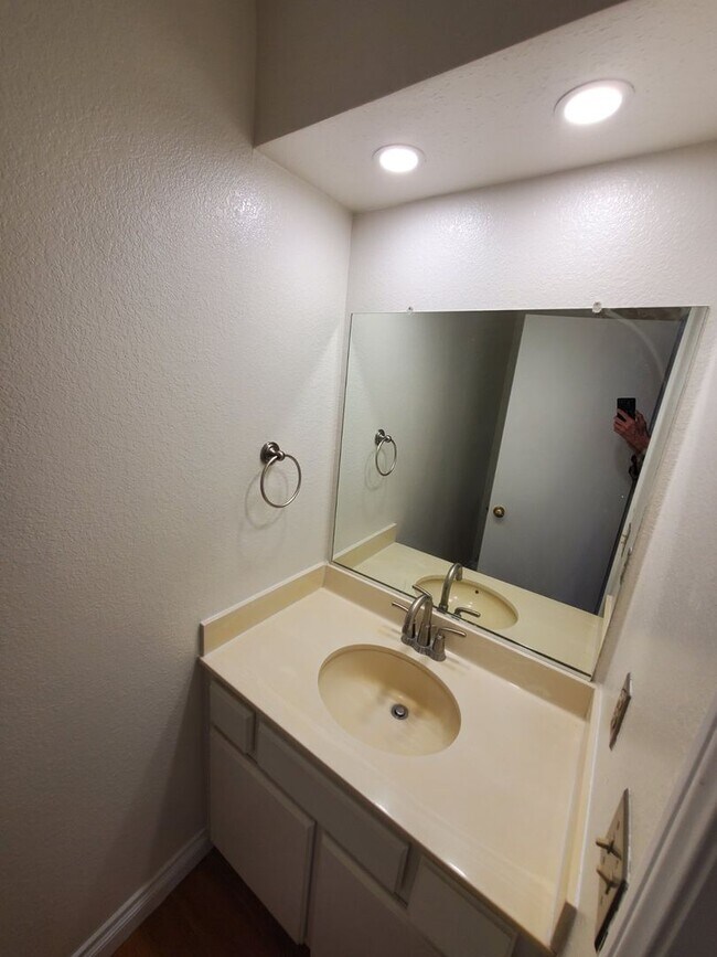 Building Photo - Refurbished Cape Cod Townhome – 2 Master B...