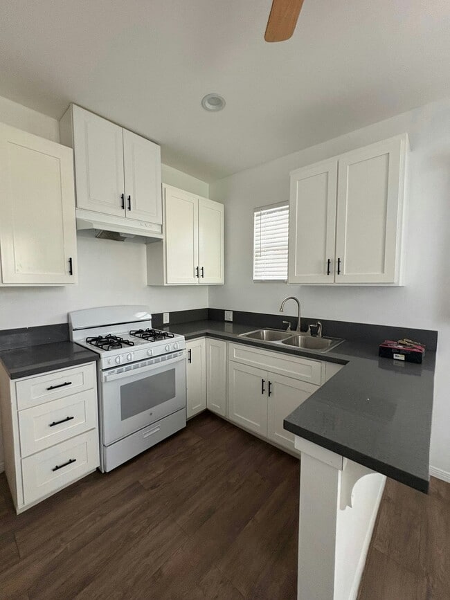 Building Photo - 555 N La Cadena Dr