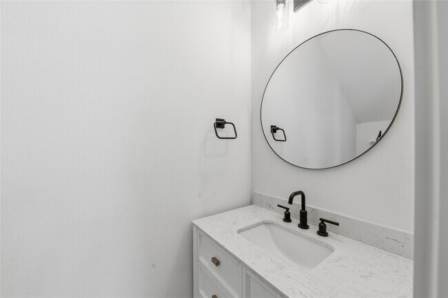 Building Photo - 819 W 19th St