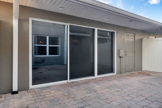 Building Photo - AVAILABLE NOW! 3/2.5/2 townhome close to H...