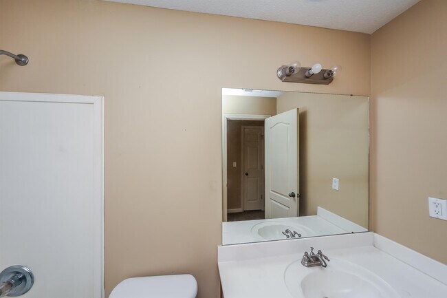 Building Photo - 10085 Woodland Hills Dr