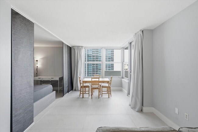 Building Photo - 2899 Collins Ave