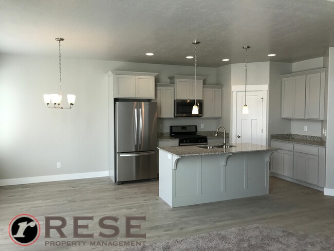Building Photo - Beautiful Edge Townhome in Bluffdale
